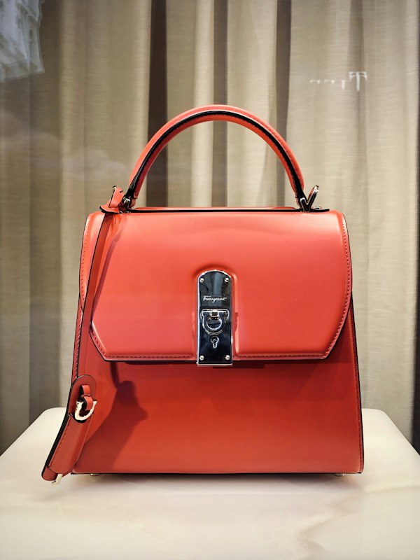 Tas Ferragamo Vara Merah